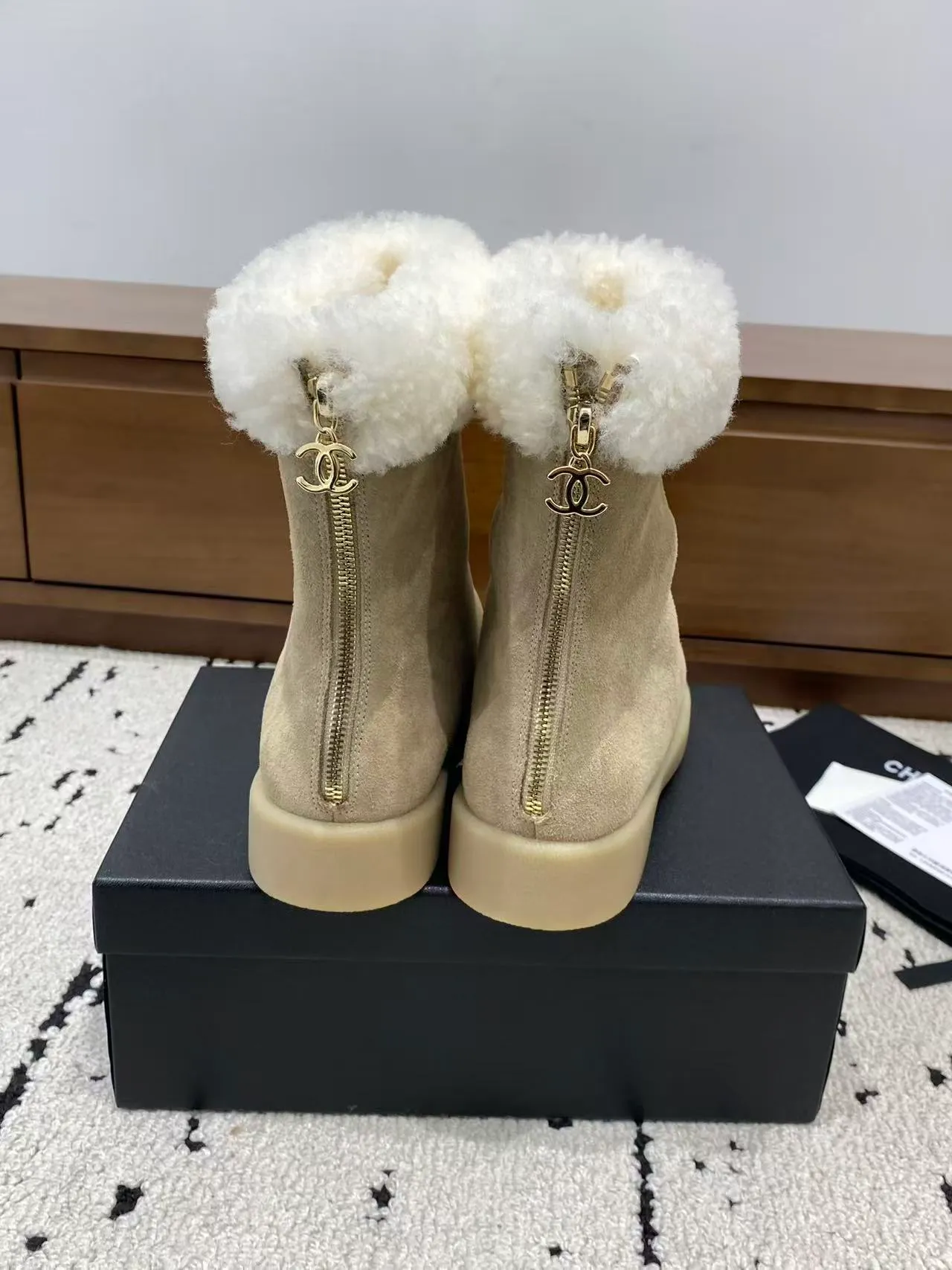 👟👟Ex-factory price 700👟👟 🍀Chanel 2025 autumn and winter furry snow boots. Chanel new autumn and winter genuine wool slippers and boots. Xiaoxiang’s 2025 autumn and winter most beautiful snow boots. Classic, beautiful and warm snow boots❤️Super warm! It's enough to have it this winter, it's really beautiful and fairy~ Materials and craftsmanship: The upper is made of custom sheepskin/wool/sheepskin, and the inner pads are all made of wool. It feels very soft and comfortable! The sole is the original TPU outsole Size: 35-39 (40.41 customized, non-refundable)